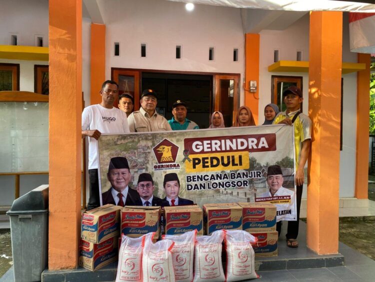 Anggota DPRD Sumbar dari Fraksi Gerindra, Muchlis Yusuf Abit Bagikan Ratusan Kilogram Beras untuk Korban Banjir Pessel.  IST