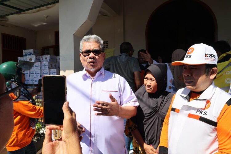 Ketua DPRD Sumbar, Muhidi saat meninjau posko pengungsian korban banjir bandang di SDN 02 Cupak Tangah, Minggu (30/11). IST