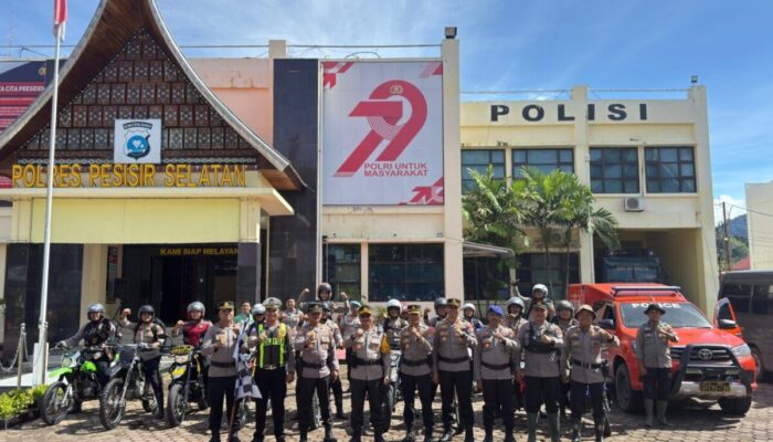 Kapolres Pessel Kerahkan Motor Trail untuk Salurkan Bantuan ke Kampung Terisolasi Dilan