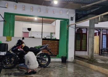 Jasa Cuci Motor di Padang Laris Manis Usai Banjir