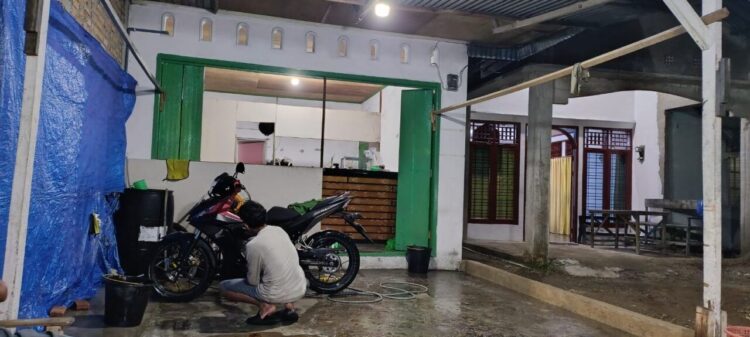 Jasa cuci motor dan steam menangguk rezeki berkali lipat usai banjir bandang yang melanda sejumlah wilayah Kota Padang, Sabtu (29/11).RAMADHANA