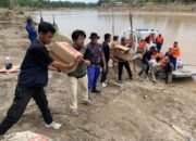 BNPB dan BPBD Bireuen Fasilitasi Relawan untuk Kirim Logistik dengan Perahu Karet di Jembatan Kutablang