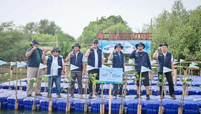 Aksi Sukarelawan Karyawan Telkom Lestarikan Alam Lewat Penanaman Mangrove