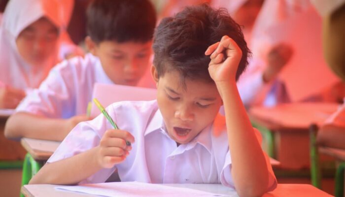 Ujian di Bawah Tenda, Semangat Tak Terguncang: SDN 05 Sungai Buluah Timur Bertahan Pasca Banjir Bandang