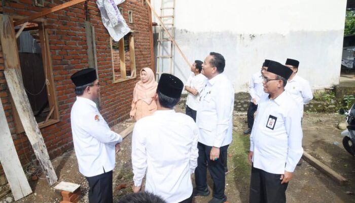 Zakat ASN Kemenag Pariaman Benahi Rumah Warga Kurang Mampu