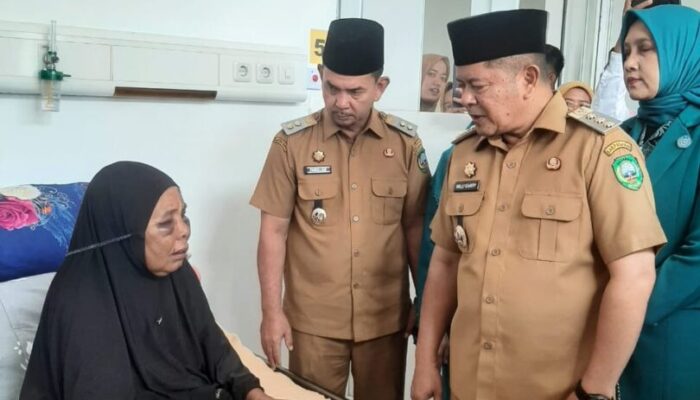 Bupati Welly Suhery Jenguk Nenek Saudah yang Jadi Korban Penganiayaan
