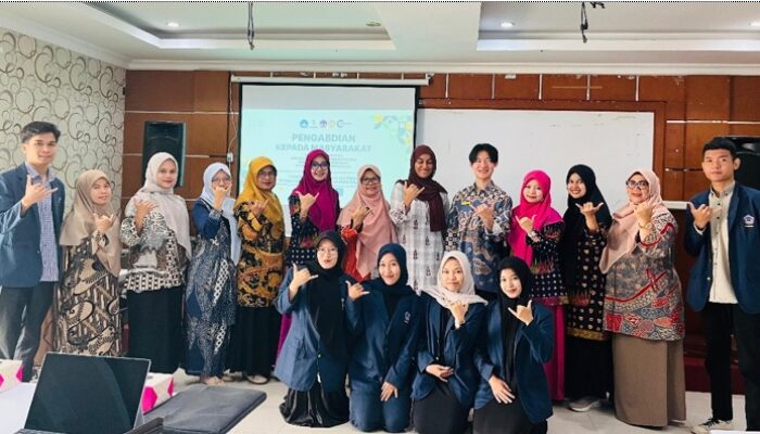 Dosen Prodi Matematika UPGRISBA Latih Guru SMKN 6 Padang Membuat Bahan Ajar Interaktif