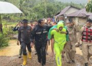 Tim SAR Evakuasi Warga Terdampak Banjir di Pasar Lalang Kuranji