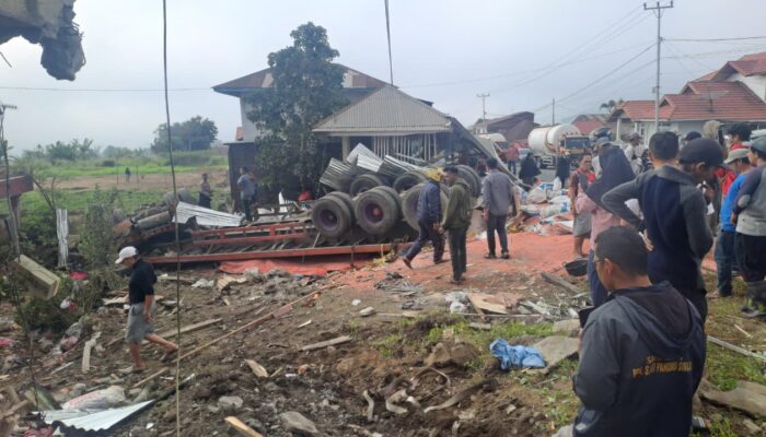 Diduga Rem Blong, Kecelakaan Beruntun 3 Truk di Panyalaian Tanah Datar Tewaskan 4 Orang