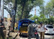 Satpol PP Padang Tertibkan PKL di Kawasan Ahmad Dahlan