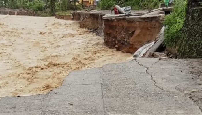Akses ke Batu Busuk Putus Karena Jalan Amblas Akibat Banjir