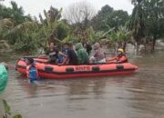BPBD Padang Evakuasi 8 Warga di Dadok Tunggul Hitam Menggunakan Perahu Karet