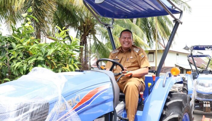 Perkuat Sektor Pertanian, Kelompok Tani di Pariaman Terima Bantuan Alsintan