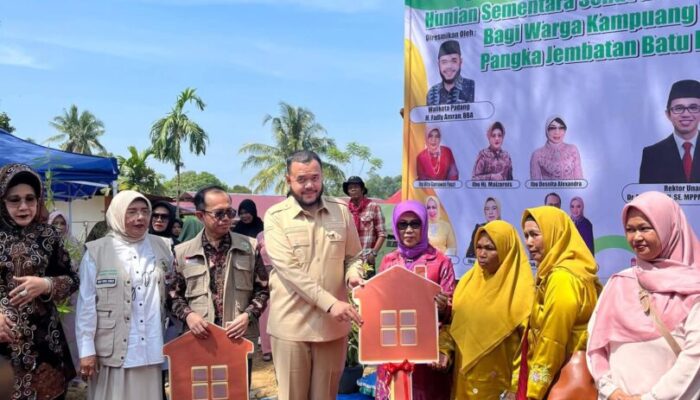 Wako Fadly Amran Serahkan Kunci HUNSELA bagi Warga Kampung Talang Batu Busuk