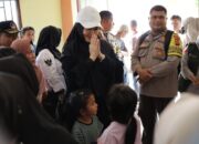 Lisda Hendrajoni Kawal Langsung Bantuan Pascabencana Kemensos untuk Pesisir Selatan