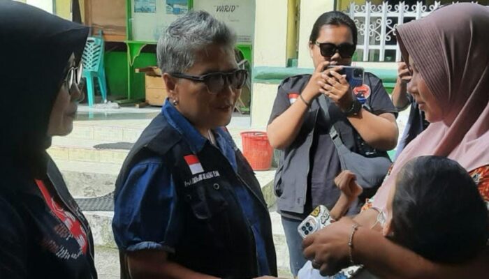 Dokter Ribka Tjiptaning Layani Pemeriksaan Kesehatan Warga Maninjau di Posko PDI Perjuangan