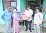 Sekdaprov Sumbar Serahkan Bantuan Saat Tinjau Daerah Terdampak Bencana di Kabupaten Solok