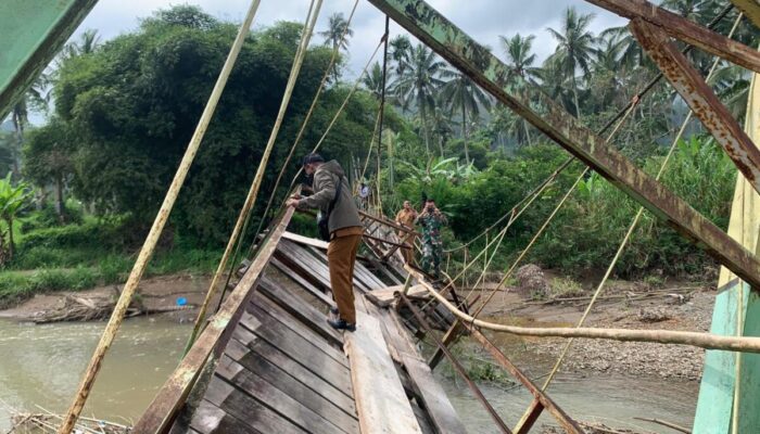 Kodim 0306/50 Kota Bangun Jembatan Gantung di Sungai Rimbang