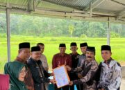 Disaksikan Kakanwil Mustafa, Syamsul Bahri Serahkan Hibah Tanah kepada Kakankemenag Solsel