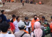Tiba di Bandung Barat, Kepala BNPB Pastikan Penanganan Longsor Berjalan Optimal