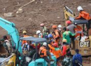 Operasi Pencarian Korban Longsor Bandung Barat Kerahkan Alat Berat dan Anjing Pelacak