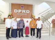 Komisi IV DPRD Padang Lepas Atlet Renang Pelajar ke Kejuaraan Nasional KRASSI 2026