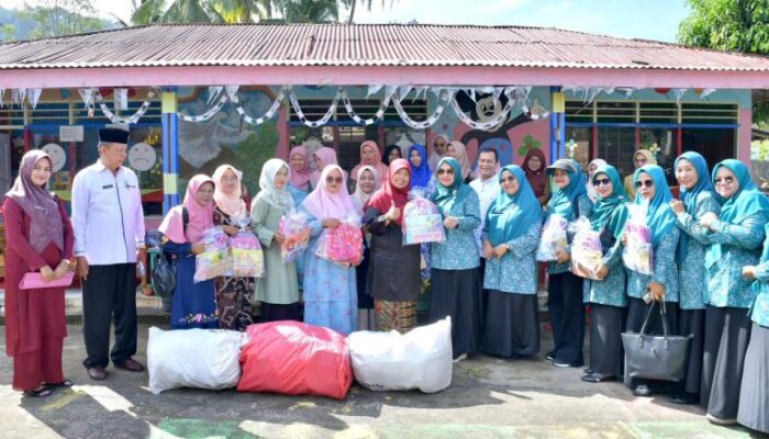 Bunda PAUD Agam Serahkan 90 Paket Perlengkapan Sekolah untuk TK Murni Maninjau