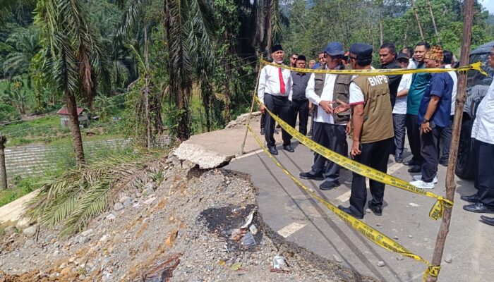Rusak Karena Longsor, Tiga Ruas Jalan Provinsi di Pasbar Dialihkan