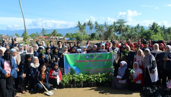 Gelar Pengabdian Masyarakat, Dosen dan Mahasiswa UPGRISBA Lakukan Penanaman Pohon serta Bantu Korban Banjir