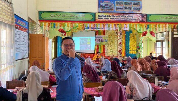 Bawa Inovasi dari Kampus ke Sekolah, Ary Kiswanto Kenedi Diseminasikan Model Pembelajaran Baru di Sumbar