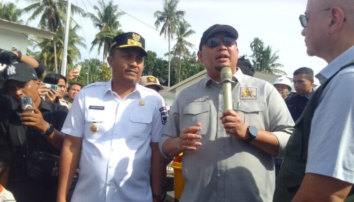 Sebelum Peresmian, Andre Rosiade dan Vasko Tinjau Huntara di Nagari Katapiang