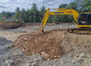 PT Semen Padang Kerahkan Alat Berat untuk Normalisasi Aliran Sungai