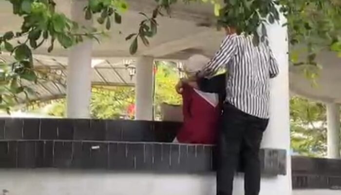 Satpol PP Tanah Datar Bersihkan Taman Cindua Mato dari Pelanggaran