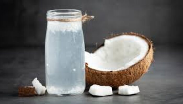 5 Kelompok Orang yang Dianjurkan Tak Minum Air Kelapa