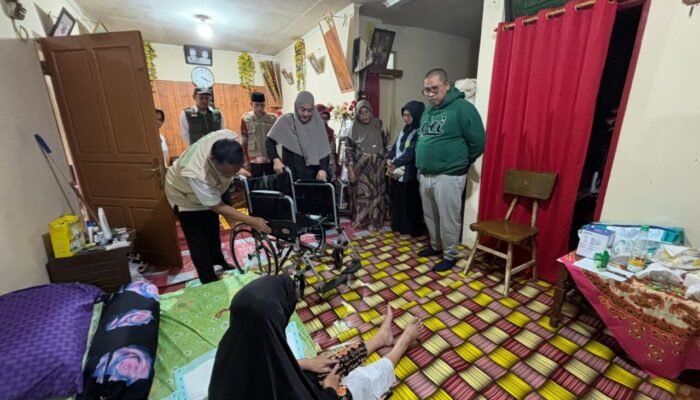 Hendri Arnis Serahkan Bantuan Kursi Roda dan Santunan untuk Dua Lansia