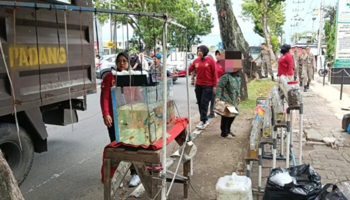 Satpol PP Padang Patroli dan Tegur PKL Berjualan di Trotoar Kawasan Simpang Haru