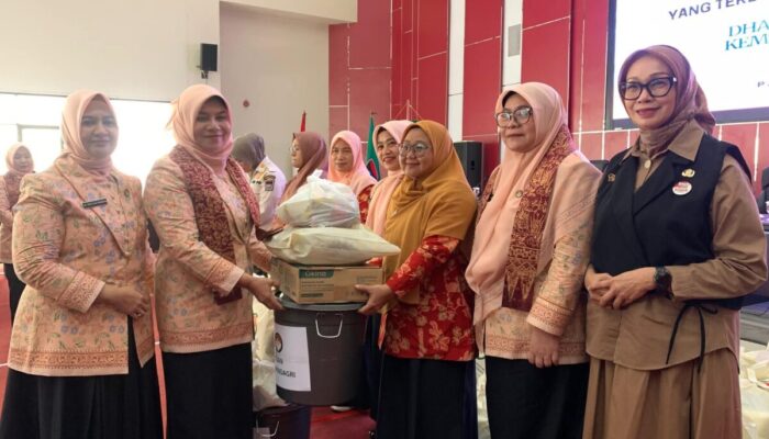 DWP Kemendagri Salurkan Bantuan untuk Anggota DWP Kota Padang Terdampak Banjir Bandang