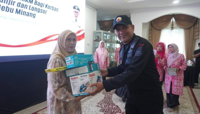 DPP Gebu Minang Serahkan Bantuan UMKM bagi Korban Banjir dan Longsor di Padang Panjang