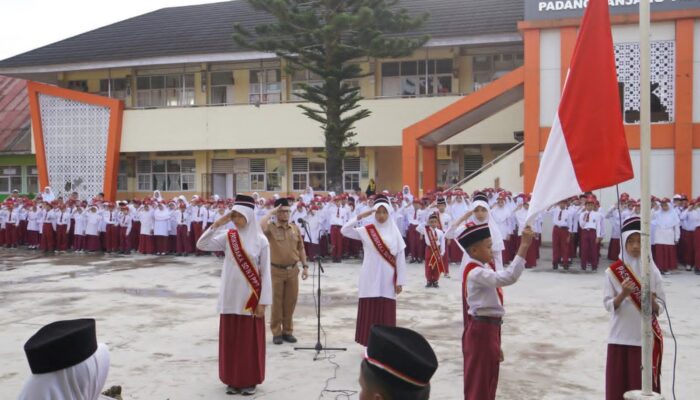 Pejabat Pemko Padang Panjang Sosialisasikan Program Strategis kepada Pelajar