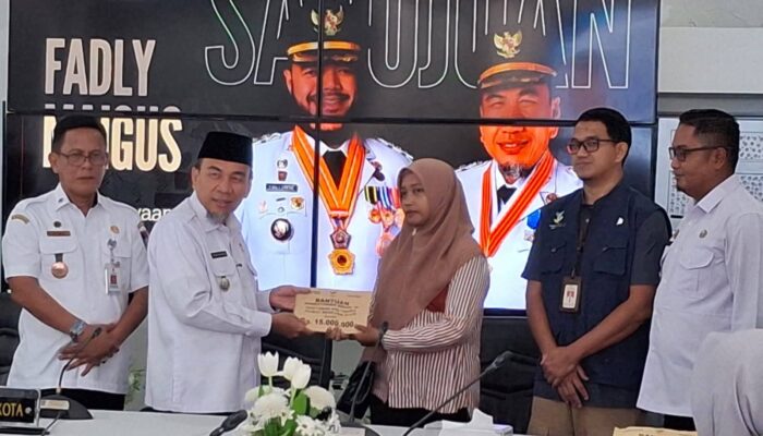 Pemko Padang Salurkan Santunan Kematian bagi Ahli Waris Korban Banjir