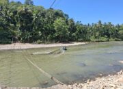 Akses Vital Terputus, Warga Pelangai Gadang Terpaksa Menyeberang Sungai dengan Perahu Karet