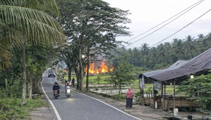 Satu Rumah, Warung, dan Mobil Terbakar di  Belimbing