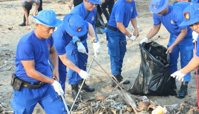 Operasi Bersih Pantai Padang, Polda Sumbar Bersihkan 5 Ton Sampah