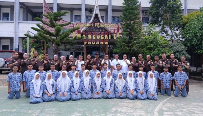 Sambangi SMA 10 Padang, Kajati Sumbar Edukasi Siswa Dorong Peningkatkan Kesadaran Hukum