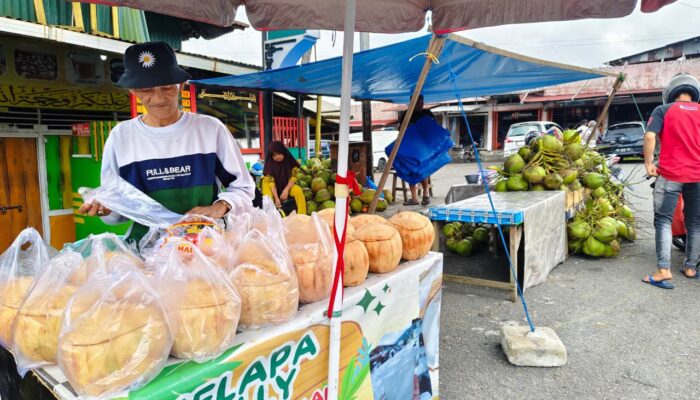 Menyambut Berkah Ramadan, Marjunan Menjadi Pedagang Kelapa Jelly Musiman Selama 4 Tahun