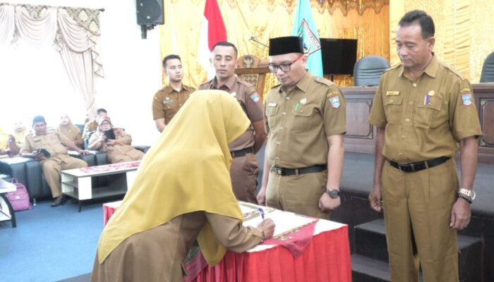 79 Kepala SD dan SMP di Pasbar Menerima SK Penugasan