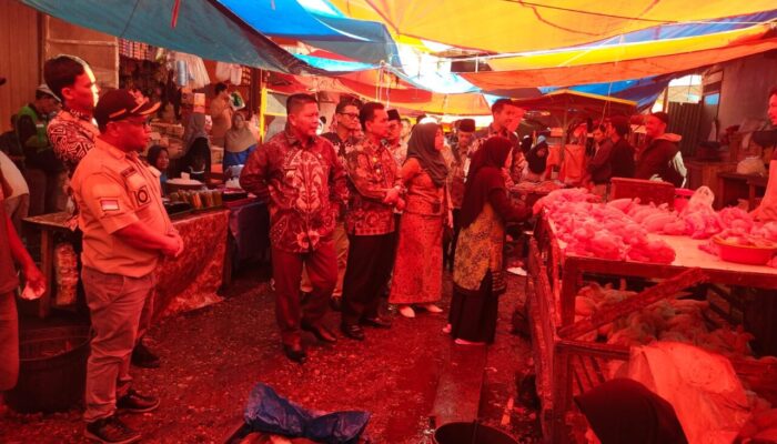 Kepala BPS Pasaman Dampingi Bupati dan Wabup Tinjau Operasi Pasar di Lubuk Sikaping