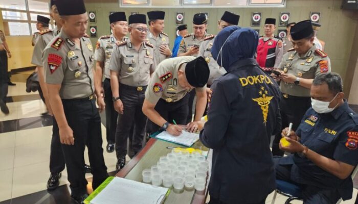Kapolres Kepulauan Mentawai Jalani Tes Urine di Mapolda Sumbar