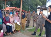 Serahkan Kunci Kios Pedagang, Satpol PP Lakukan Pembenahan di Pantai Air Manis