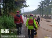 Tim Semen Padang Evakuasi 11 Warga Terjebak Banjir di Batu Busuk
